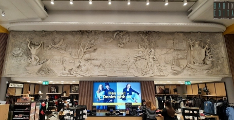 La grande arte in un negozio di vestiti: nell'Ovs un'opera degli anni 50 racconta la storia di Bari 